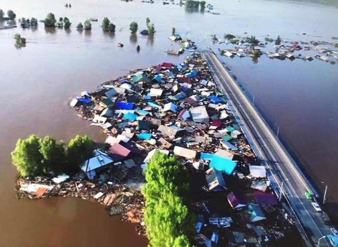 В Иркутской области унесенные рекой дома образовали затор возле трассы