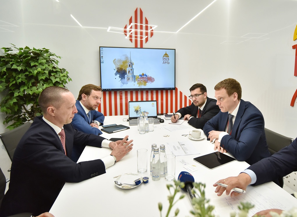 Павел Малков провел рабочую встречу с президентом корпорации «Синергия»