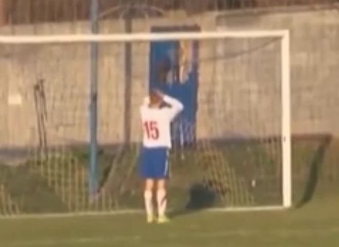 Сербский футболист совершил «промах всех времен» (видео)