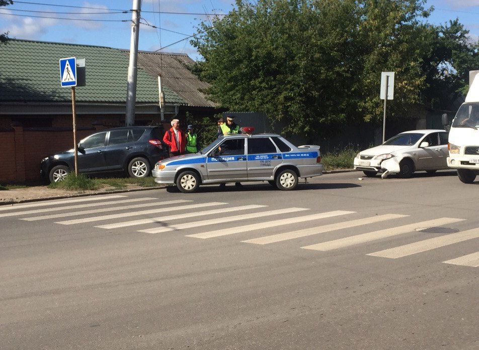 Фото: на улице Островского легковушка «отправила» внедорожник в кирпичную стену