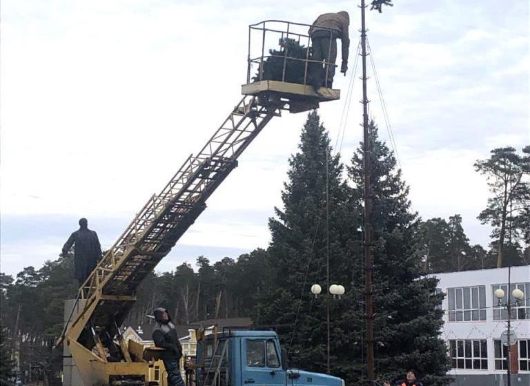 В Рязани начали установку городских новогодних елок