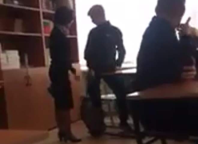 Школьники рассказали об учительнице, ударившей подростка во время урока (видео)