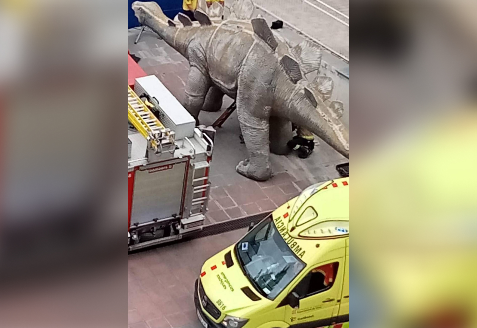 В Барселоне мужчина трагически погиб в теле динозавра