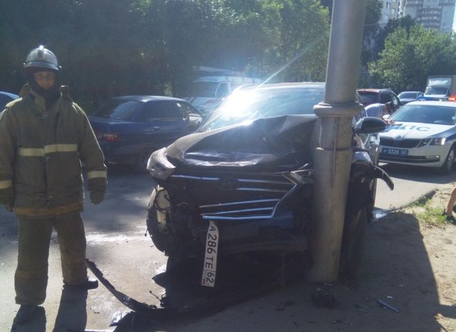 На Касимовском шоссе две машины столкнулись лоб в лоб