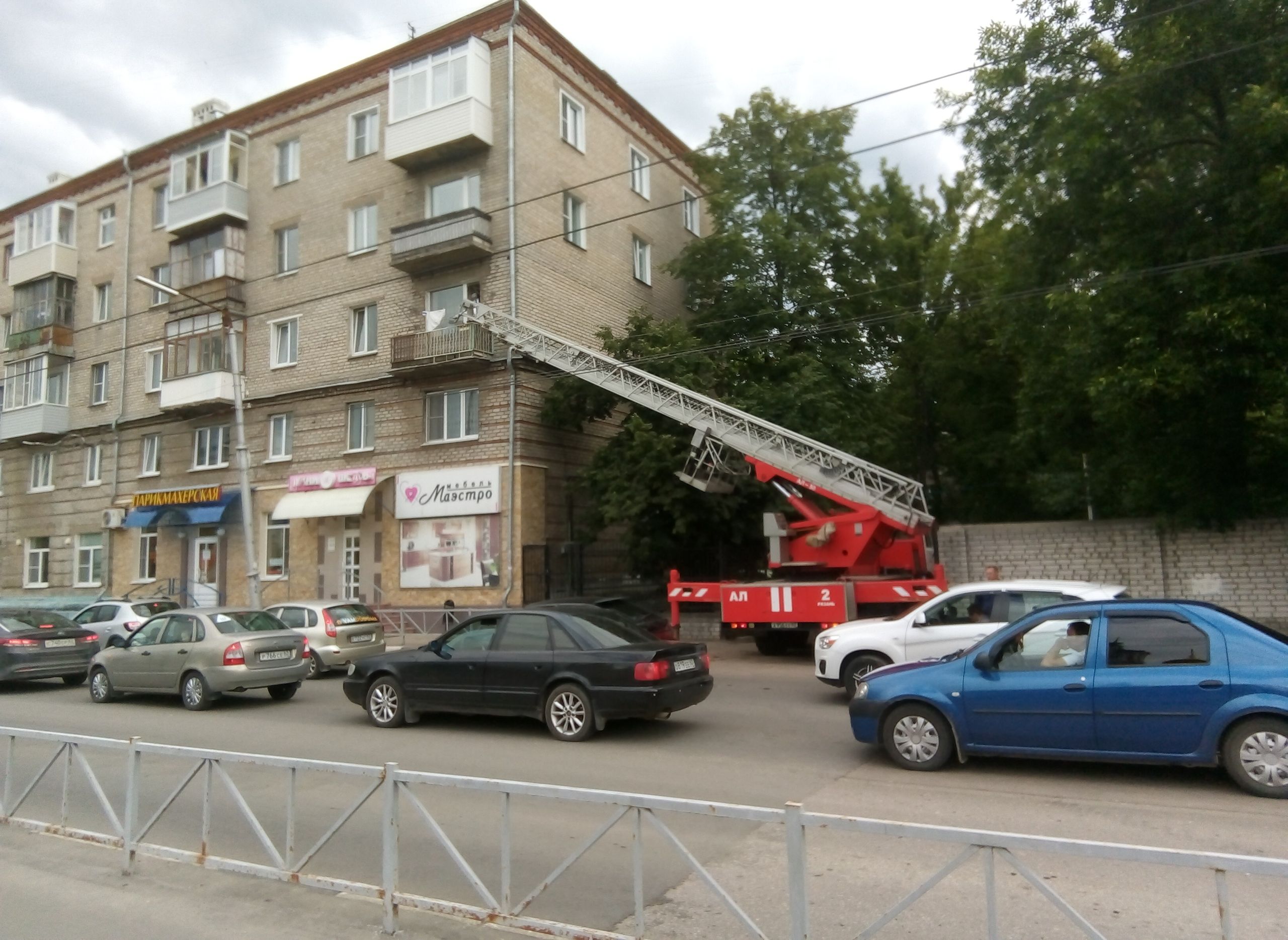 В Рязани пожарный спас пенсионерку, запертую внуком на балконе
