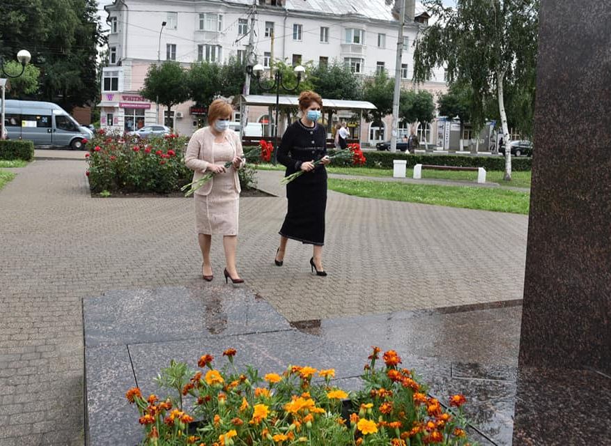 Сорокина возложила цветы к памятнику Надежде Чумаковой