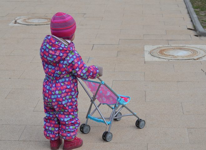 В России могут разрешить прогулки с детьми