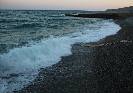В Черном море запретили купаться по ночам