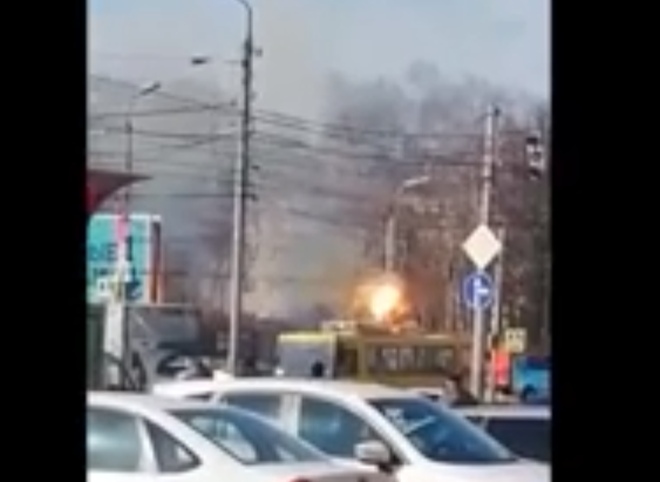 В Рязани у троллейбуса загорелись токоприемники