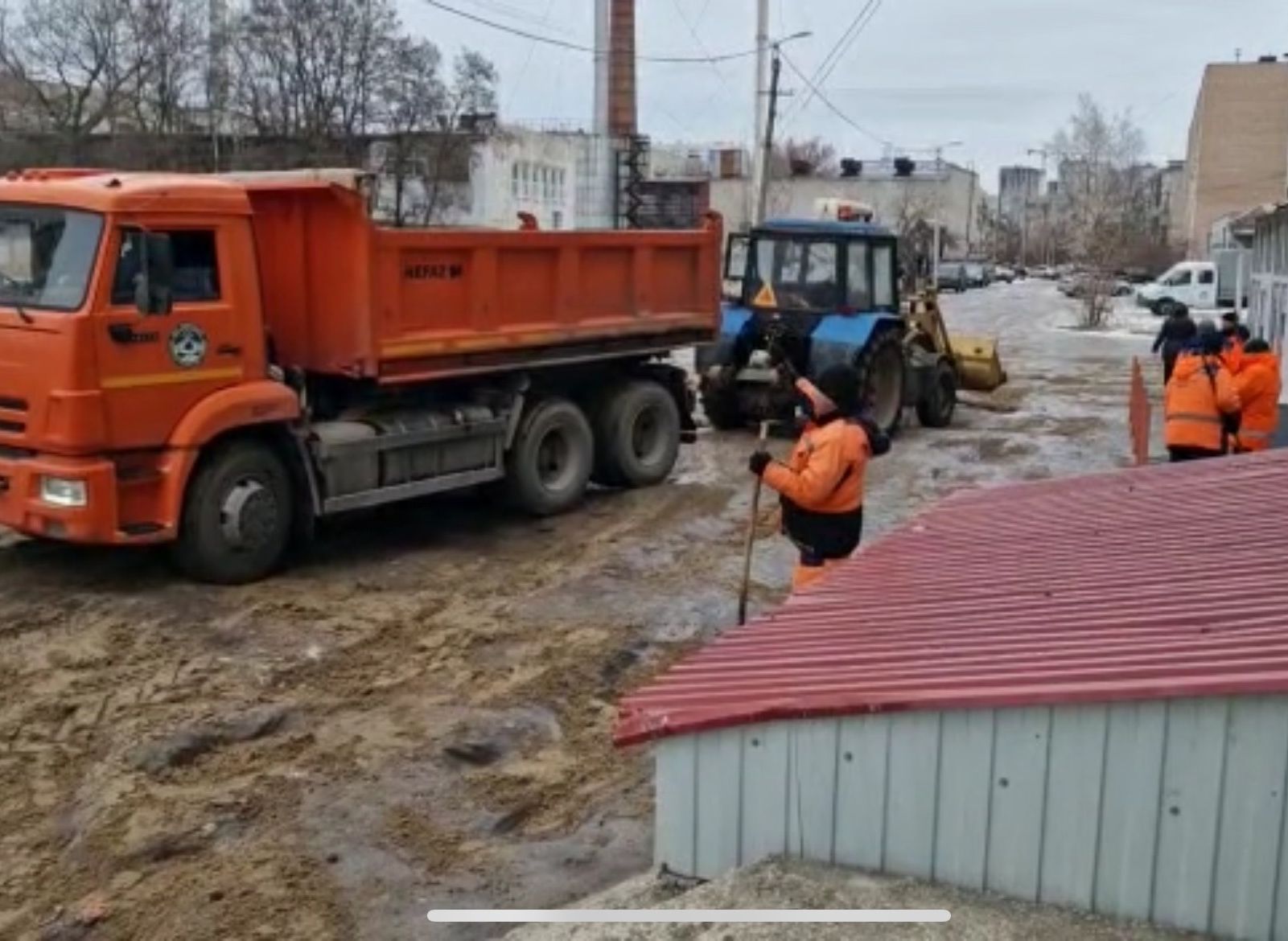 На Народном бульваре застрял трактор дирекции благоустройства