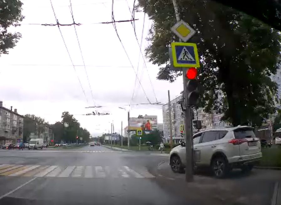 Видео: на улице Есенина водитель проезжает перекресток на «красный» по тротуару