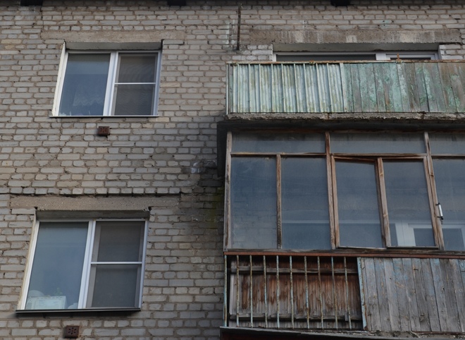 На улице Дзержинского 51-летний мужчина выпал из окна третьего этажа