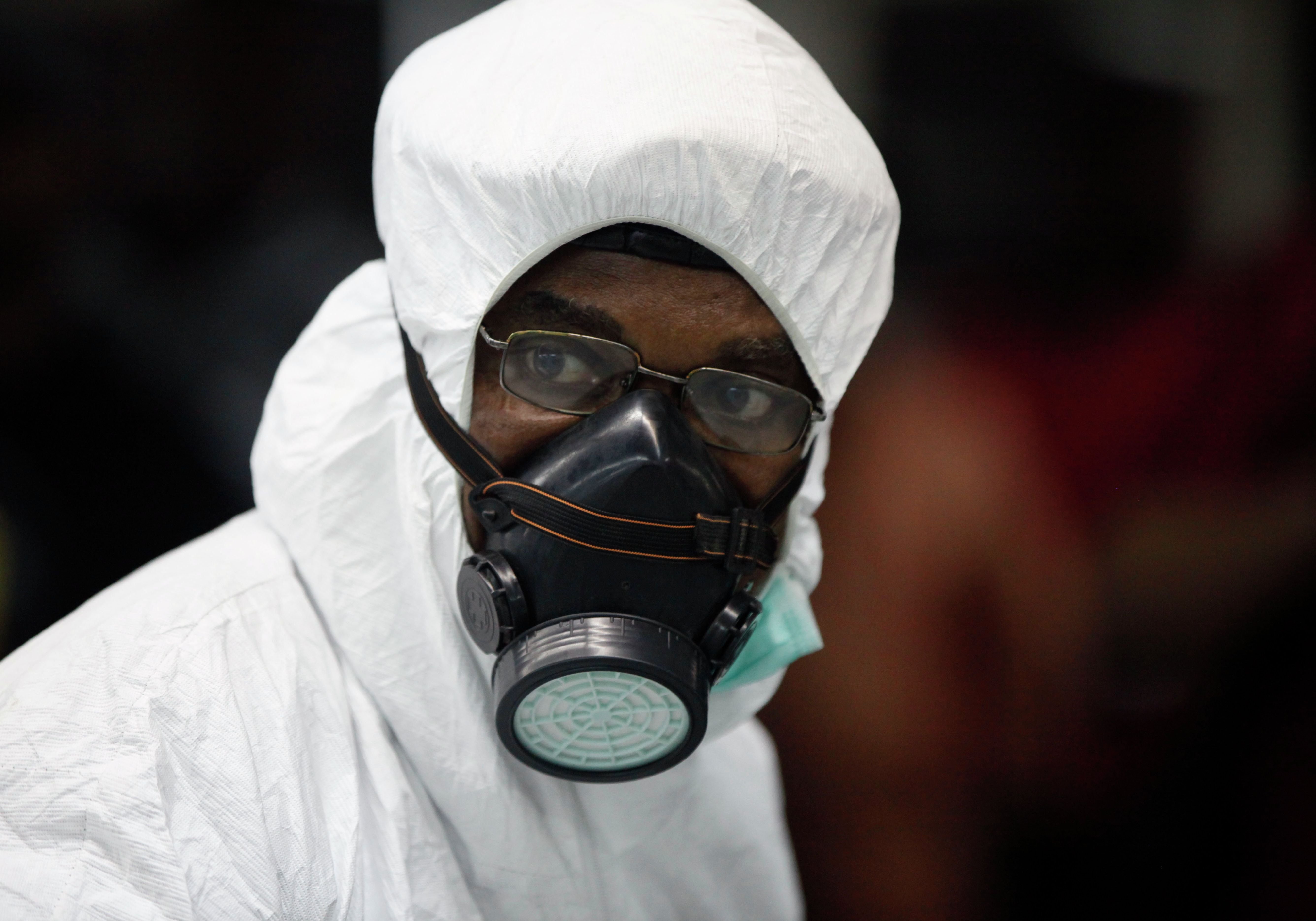 Число зараженных вирусом Эбола приблизилось к 14 тыс.