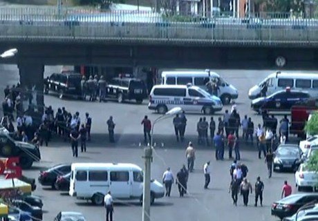 Вооруженные люди захватили здание полиции в Ереване (видео)