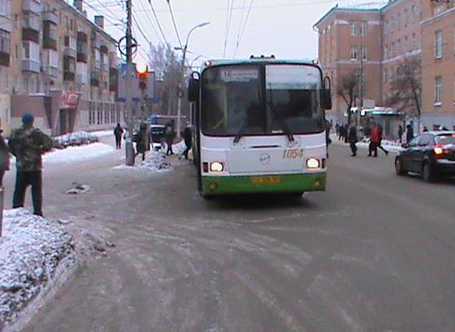 На улице Гагарина автобус наехал на 18-летнюю рязанку