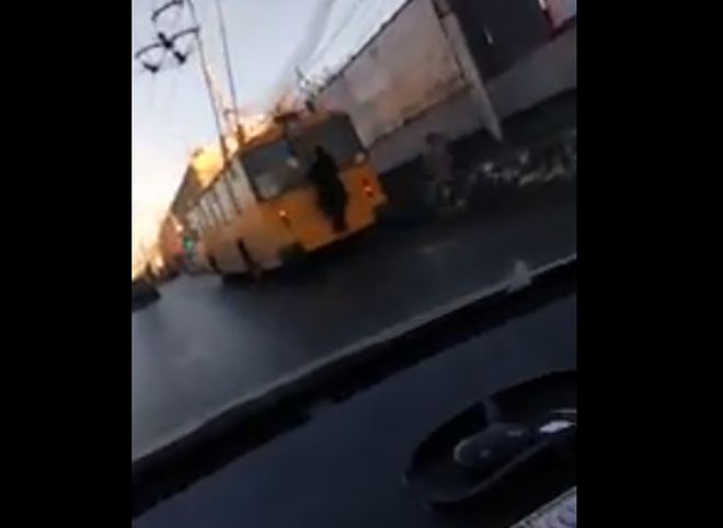 Видео: на Первомайском проспекте «солидный мужчина» влез на троллейбус