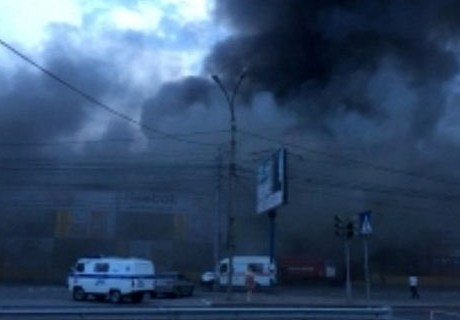 Крупный пожар произошел в торговом центре Иркутска