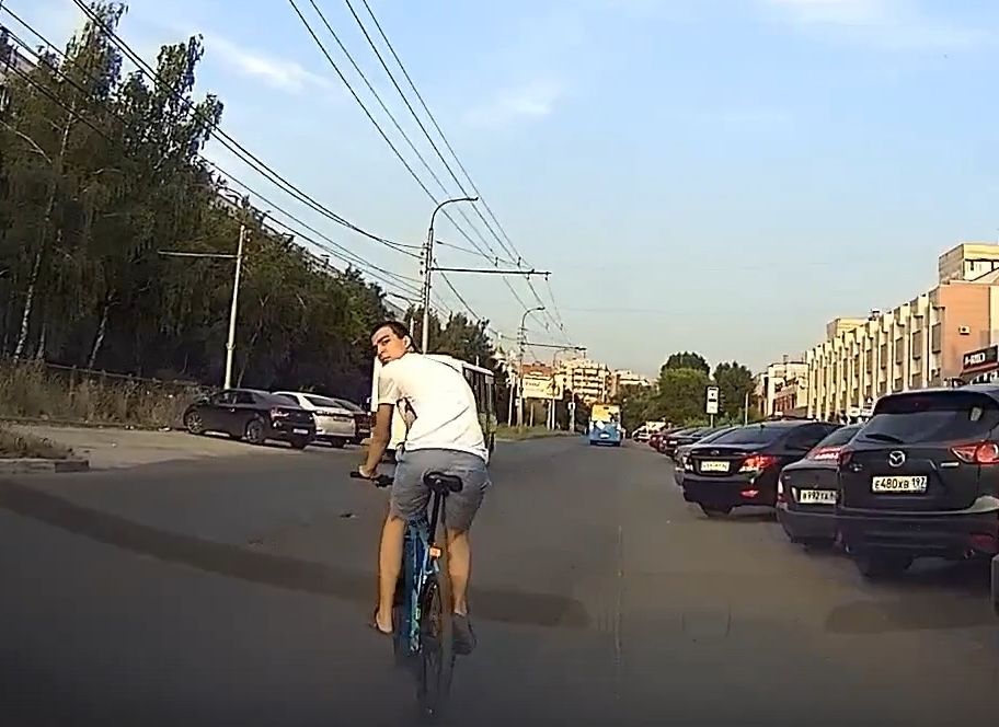 На улице Новоселов засняли «бессмертного» велосипедиста