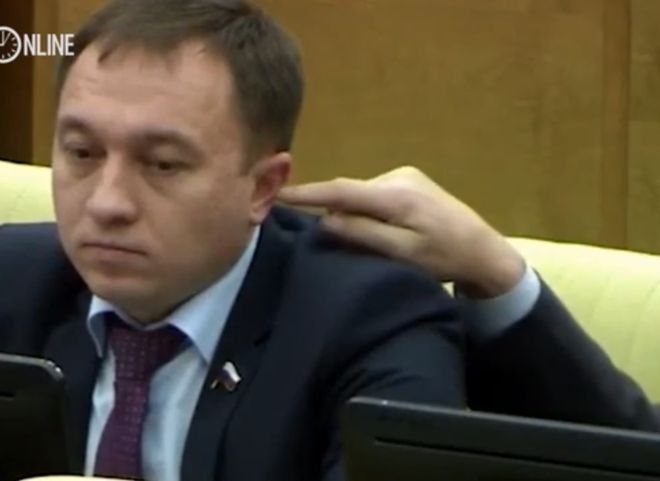 Видео: депутат Госдумы пытается засунуть коллеге палец в ухо