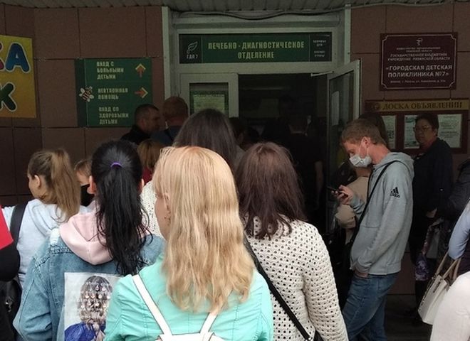 У детской поликлиники в Рязани скопилась гигантская очередь