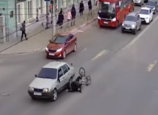 В центре Рязани велосипедист врезался в легковушку (видео)