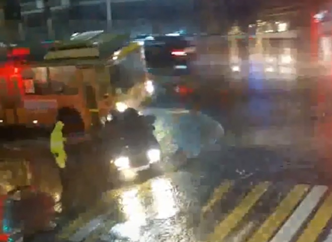 «Мокрое» ДТП с троллейбусом в центре Рязани попало на видео
