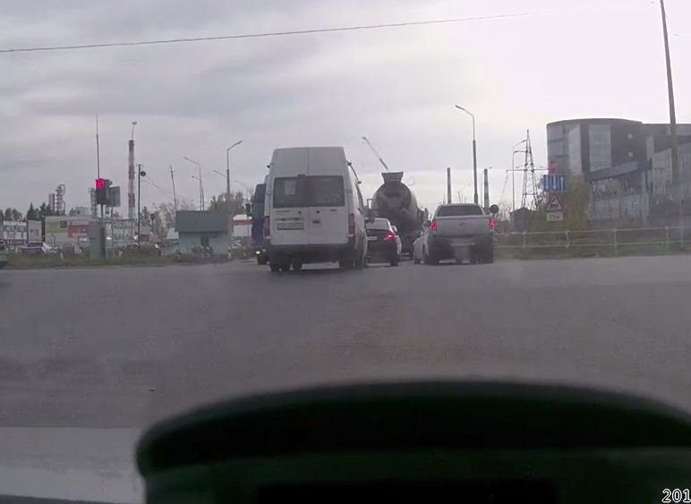 Видео: рязанский маршрутчик пересекает трассу М5 на «красный»