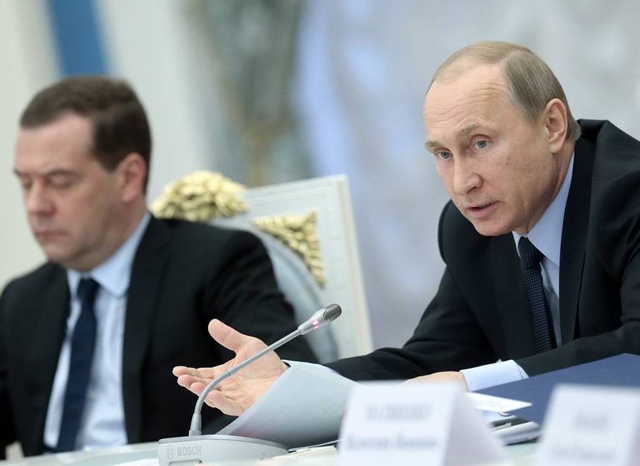 Путин в свой день рождения повысил зарплату себе и Медведеву