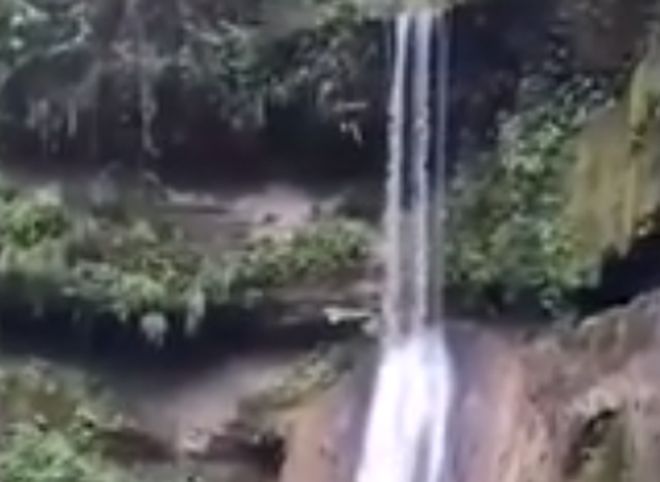 Смертельное падение туриста с водопада попало на видео