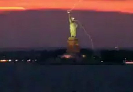 Молния ударила в статую Свободы (видео)