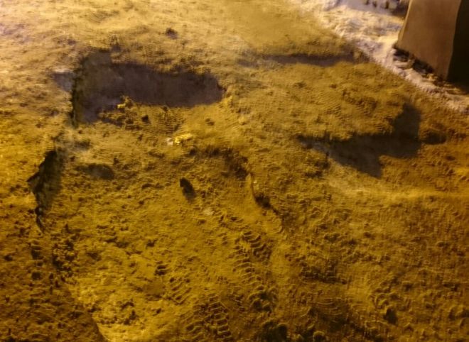 На дороге в центре Рязани засняли гигантские ямы