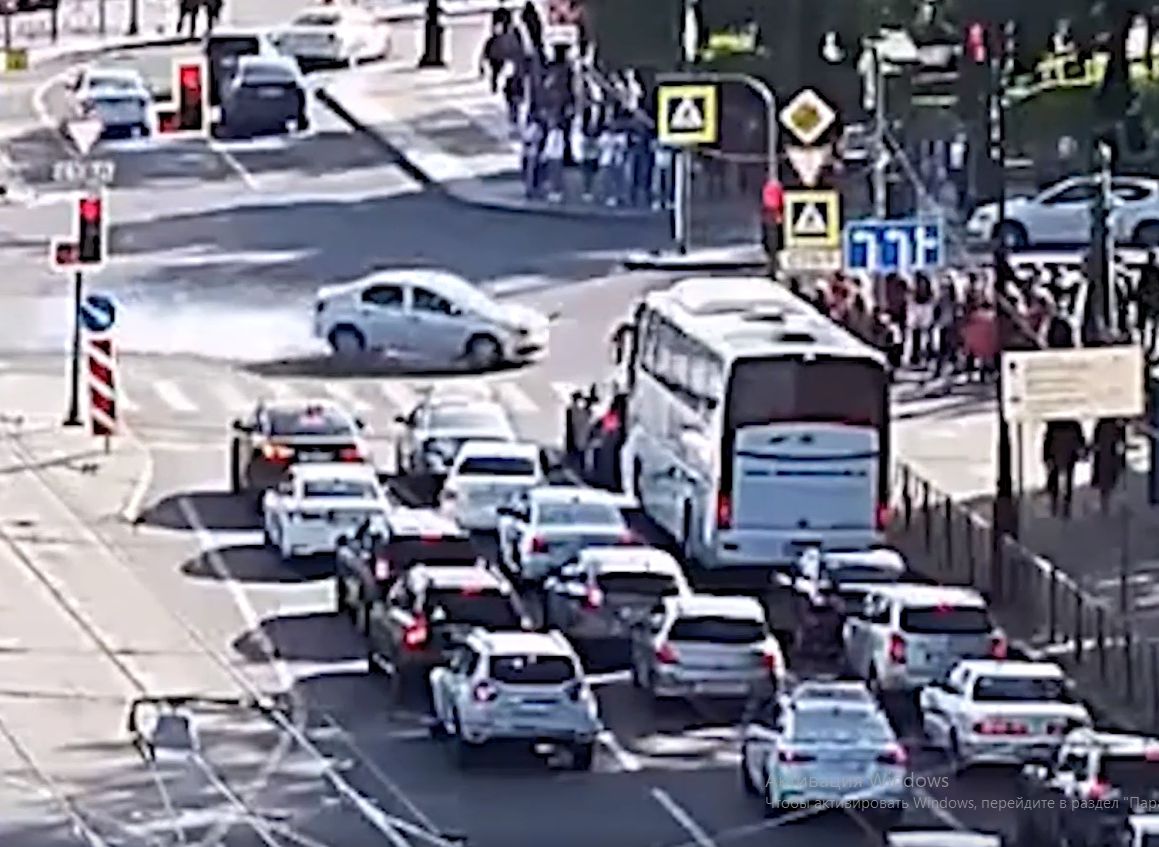 В Санкт-Петербурге автомобиль въехал в толпу пешеходов (видео)