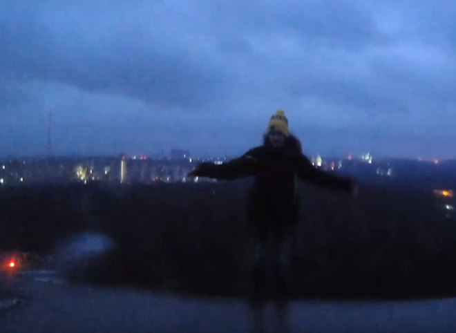 Рязанские подростки-руферы пробрались на крышу заброшенного здания (видео)