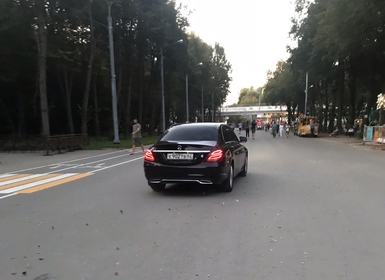 Рязанцев возмутил водитель Mercedes, разъезжавший по пешеходной зоне в Лесопарке