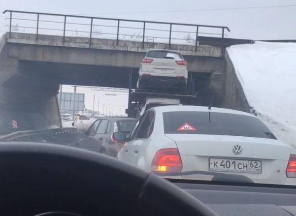 Под путепроводом на улице Ситниковской застрял автовоз (видео)