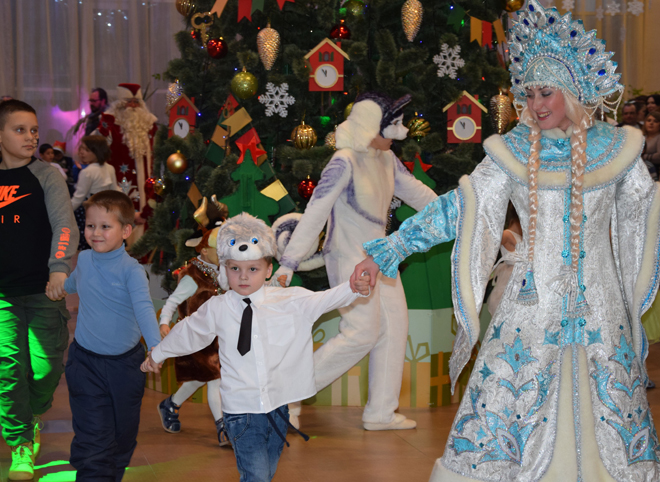 Воспитанников рязанских детских домов поздравили с Новым годом