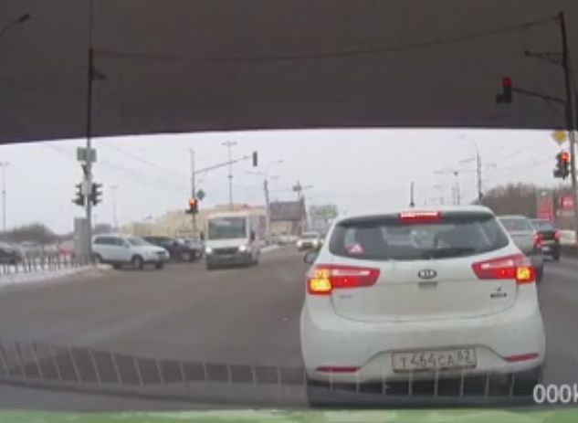 Видео: на Московском шоссе маршрутка летит на «красный»