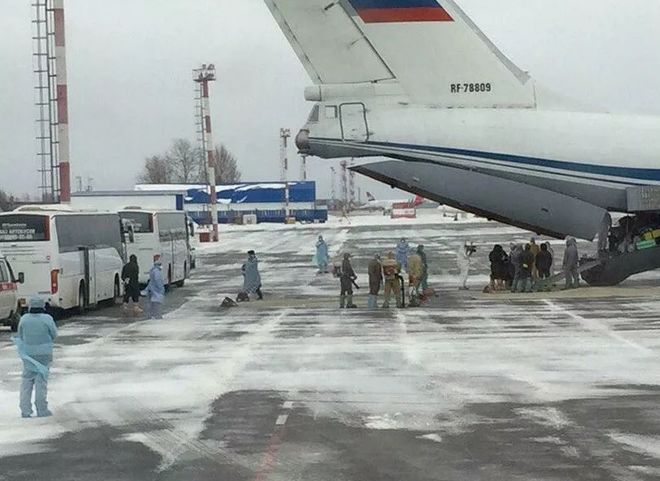 Второй самолет доставил в Тюменскую область 64 эвакуированных из Уханя