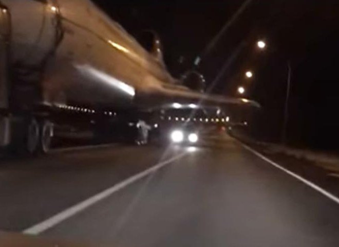 Пассажирский самолет проехал по автотрассе до Караганды (видео)