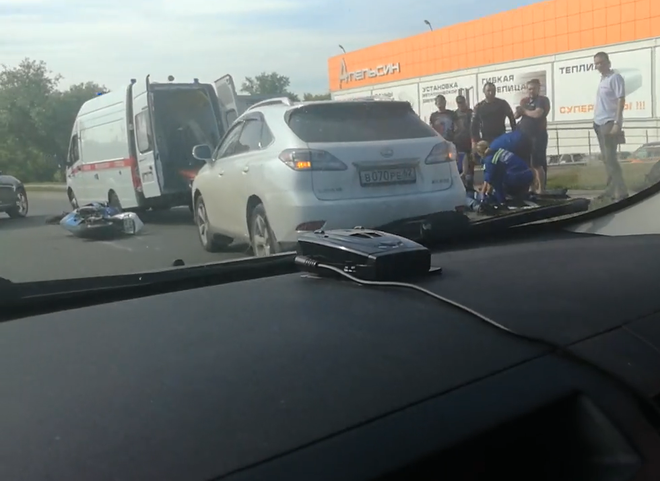 На проезде Яблочкова произошло ДТП с участием мотоциклиста (видео)