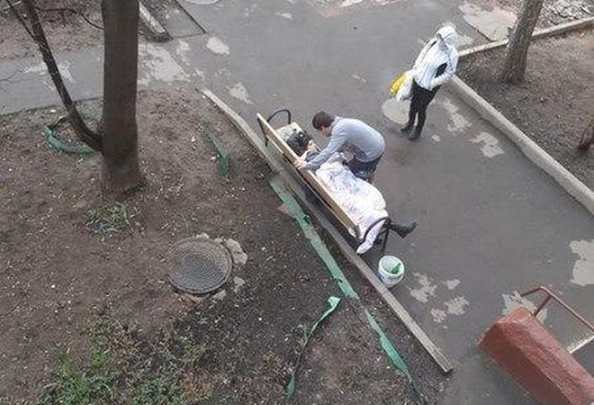 В Москве соцработники бросили женщину умирать на лавочке у подъезда