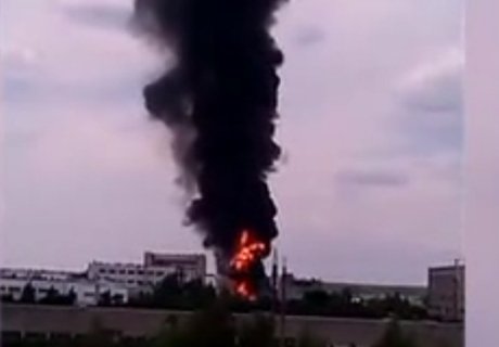 На заводе под Ярославлем загорелась фотохимия (видео)