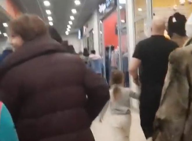 Появилось видео эвакуации посетителей из ТРЦ «Круиз»