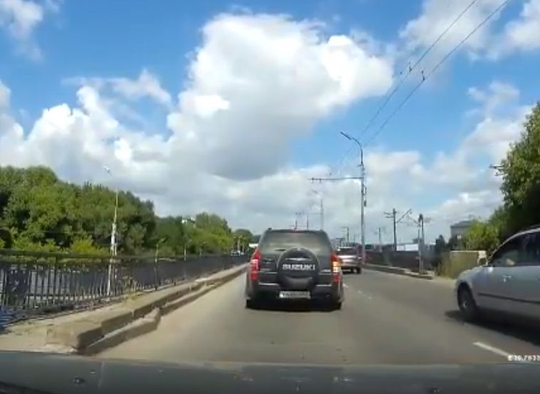 В Рязани очевидцы спасли оказавшегося на краю моста мужчину (видео)