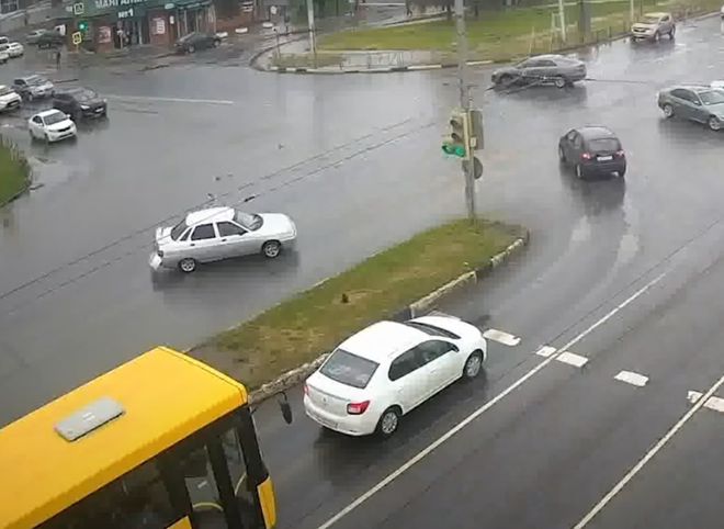 На Московском шоссе машину развернуло после ДТП