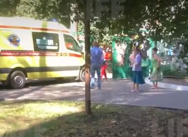 В Краснодаре на воспитанников детского сада упало дерево, один ребенок погиб