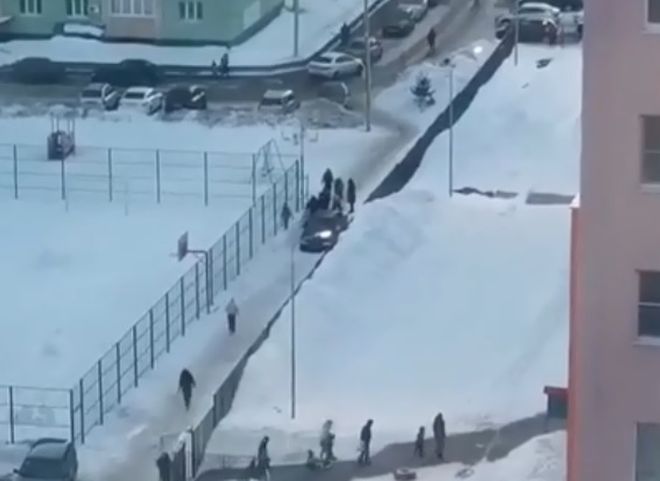 На улице Шереметьевской водитель перегородил тротуар возле детского сада