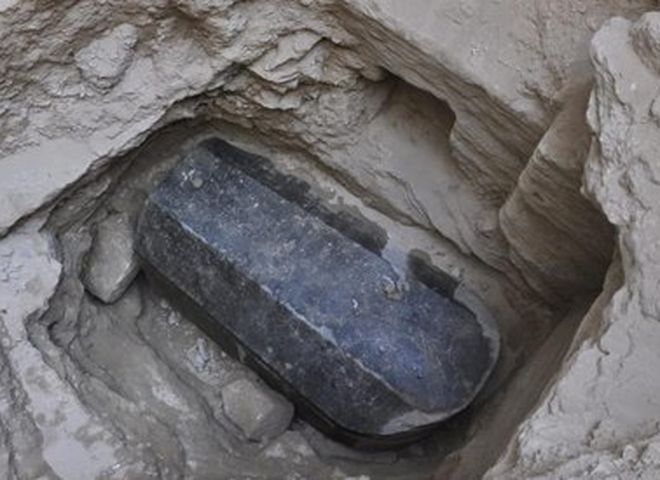 В Египте вскрыли древний саркофаг, случайно обнаруженный строителями