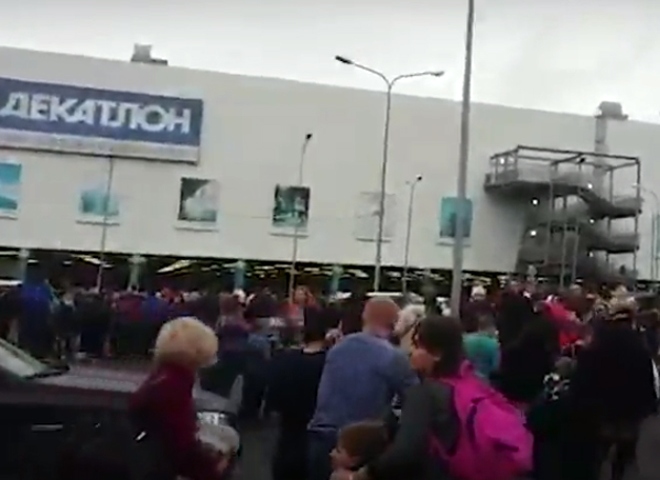 В Москве из-за угрозы взрыва эвакуировали более 20 ТЦ, кинотеатров и кафе (видео)