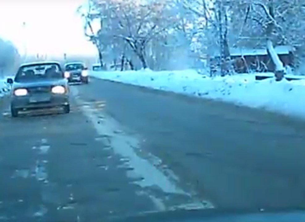 Видео от первого лица: в Рязани на скользкой дороге развернуло автомобиль